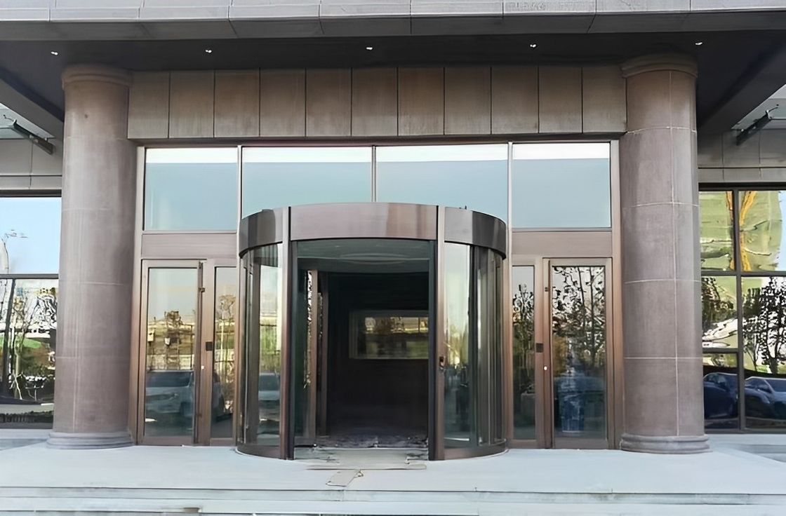 Variedad de materiales y colores disponibles para puertas giratorias automáticas