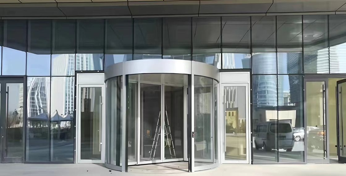 Variedad de materiales y colores disponibles para puertas giratorias automáticas