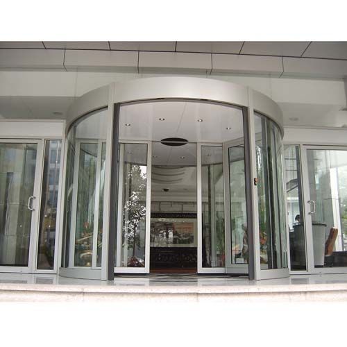 Puerta giratoria automática de dos alas con varias opciones de decoración de superficie