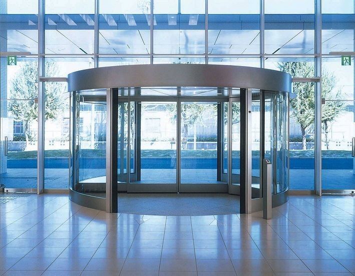 Fuente de alimentación 220V/50Hz Puerta giratoria automática de aluminio con estilo abierto accionado por energía