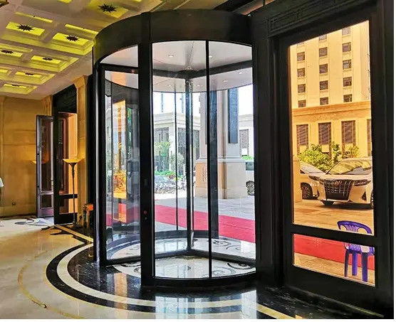 Puerta giratoria conveniente y automática para el acceso seguro y moderno al edificio comercial