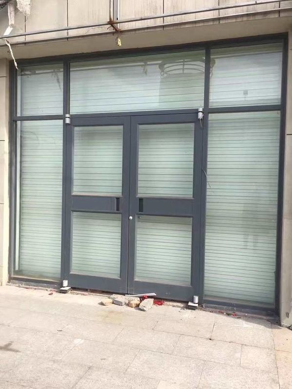 Precio mayorista de fábrica Cuadro de aluminio frente a la tienda Kfc Puerta piso de primavera Temperado Seguridad doble vidriado