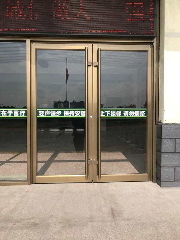 Precio mayorista de fábrica Cuadro de aluminio frente a la tienda Kfc Puerta piso de primavera Temperado Seguridad doble vidriado