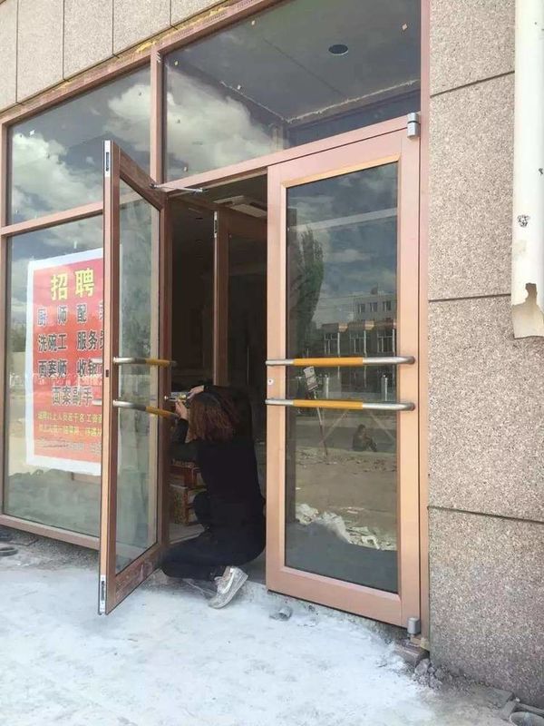 Puerta delantera de la tienda de KFC de aleación de aluminio recubierta de fluorocarbonos Puerta delantera de la tienda de KFC