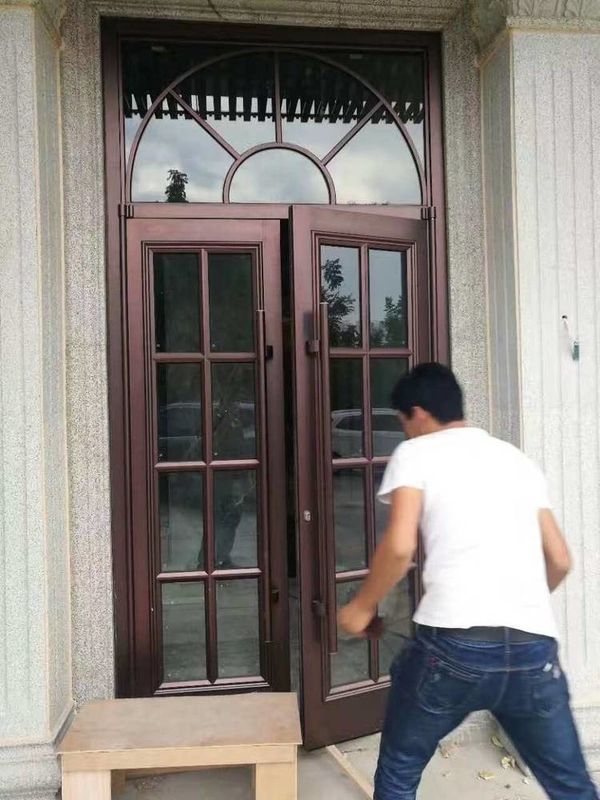 Puerta delantera de la tienda de KFC de aleación de aluminio recubierta de fluorocarbonos Puerta delantera de la tienda de KFC