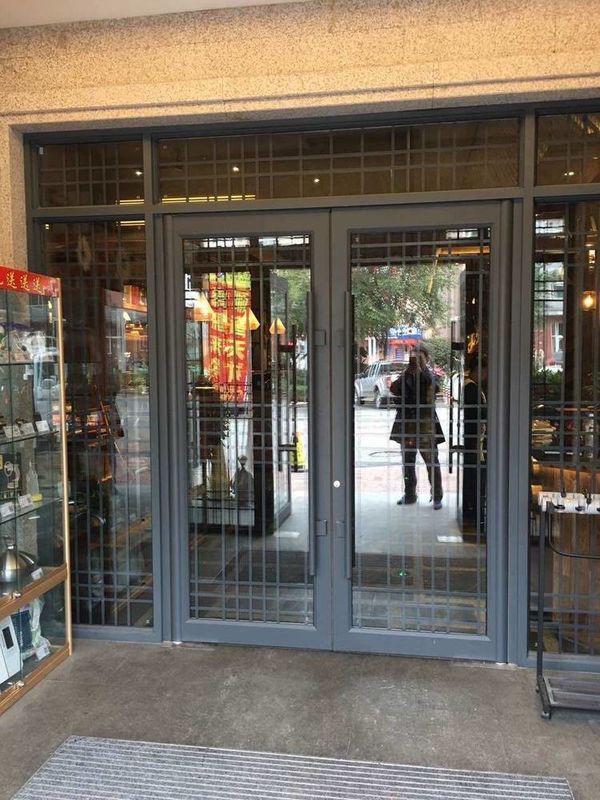 Puerta delantera de la tienda de KFC de aleación de aluminio recubierta de fluorocarbonos Puerta delantera de la tienda de KFC