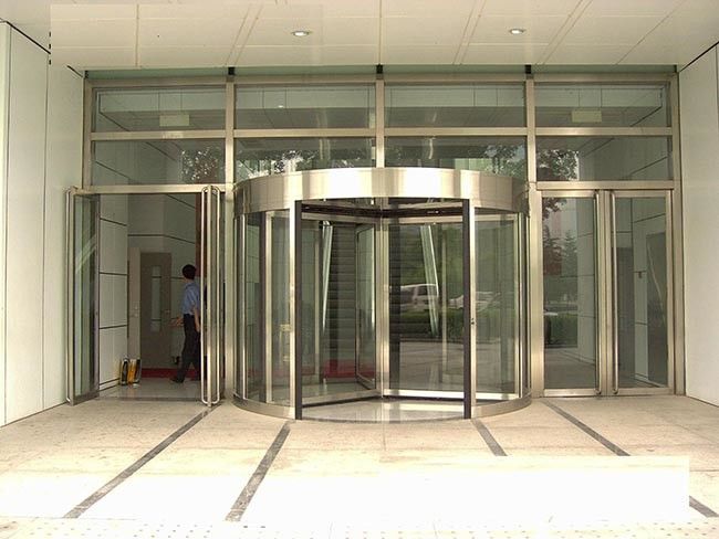 Transforma tu entrada con nuestra puerta giratoria automática de última generación