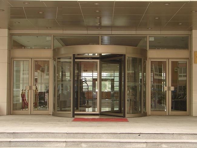 Transforma tu entrada con nuestra puerta giratoria automática de última generación